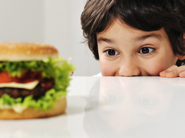 Τι να τρώνε τα παιδιά όταν τρώτε έξω;