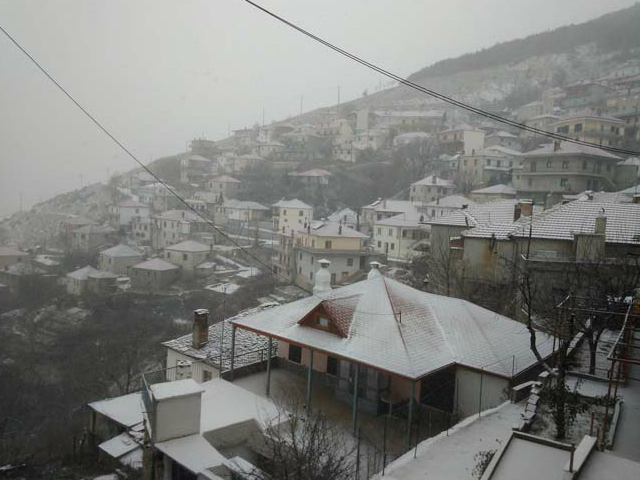 Χιονίζει από το πρωί σε όλη την Ελλάδα