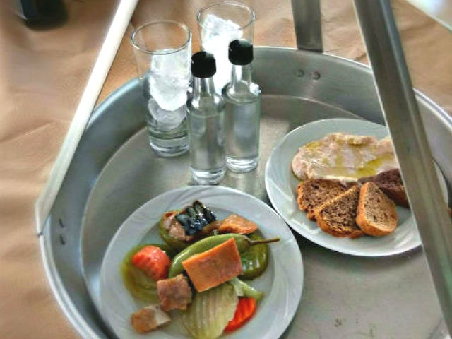 “Χωρίς Μενού”, το βολιώτικο τσιπουράδικο στο Φάληρο