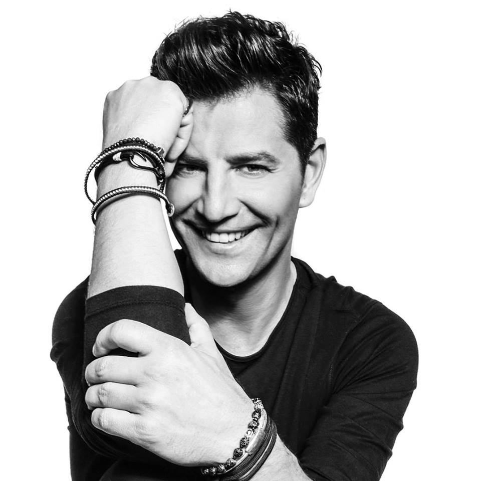 O Σάκης Ρουβάς μας περιμένει στο Island