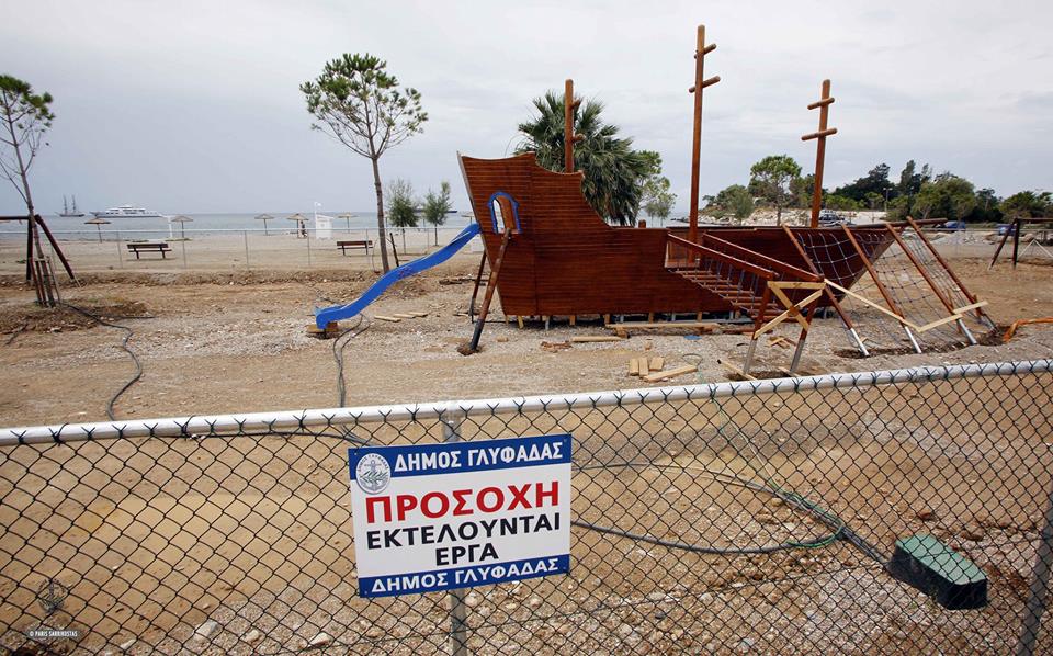 Γλυφάδα: Ο δήμος δέχεται απειλές για την παιδική χαρά στην παραλία