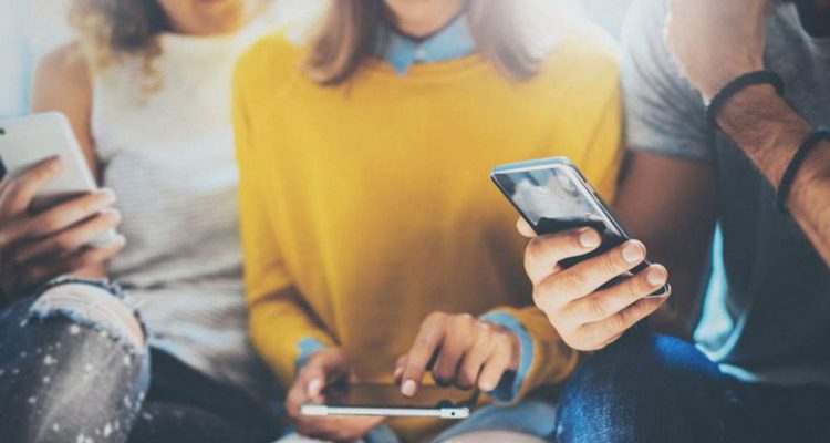 Τέλος τα κινητά τηλέφωνα για τους μαθητές μέσα στα σχολεία