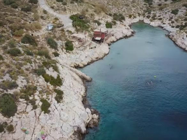 Βουλιαγμένη, βουτιά στο Γαλάζιο πηγάδι του διαβόλου
