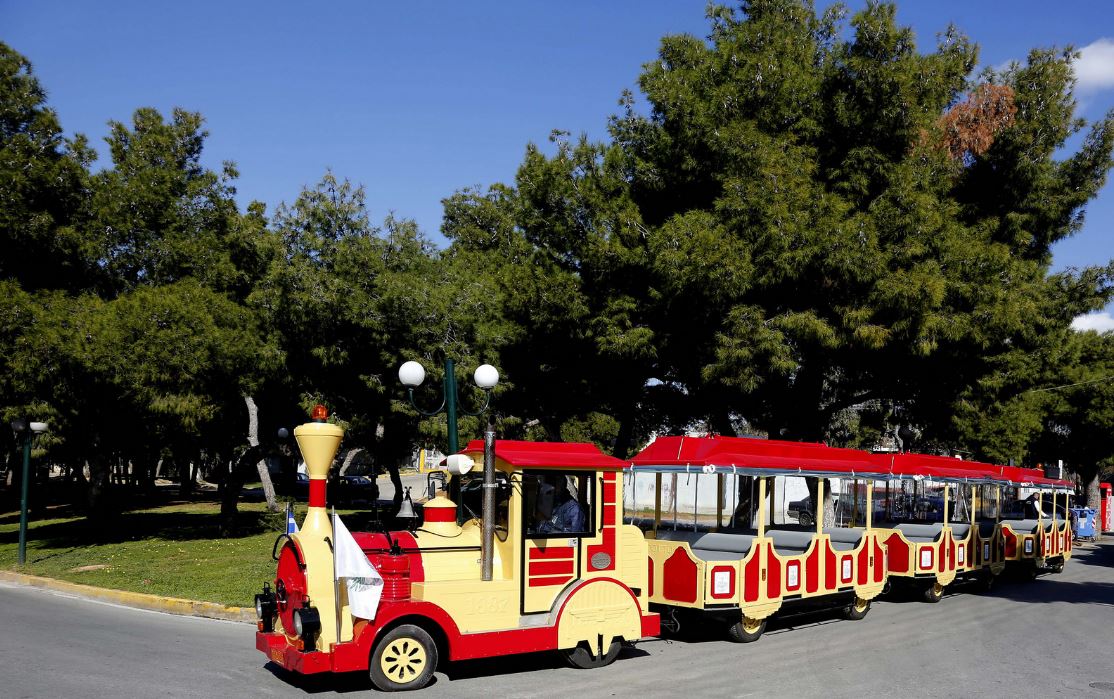 Το τρενάκι του Δήμου και πάλι στους δρόμους της Γλυφάδας