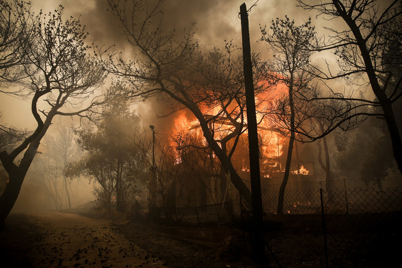 Ανεξέλεγκτες οι φωτιές στην Ανατολική Αττική-Σκέπασε ο καπνός τον ουρανό της Αθήνας