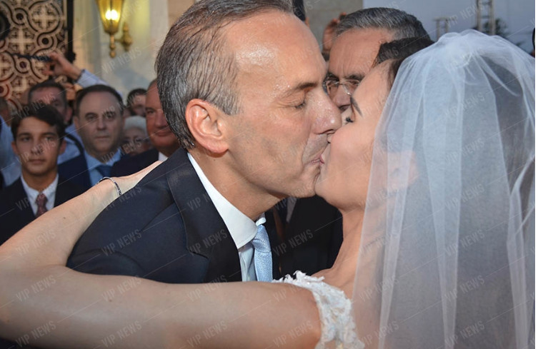 Ο λαμπερός γάμος του Παπανικολάου, με Καραμανλή και video wall