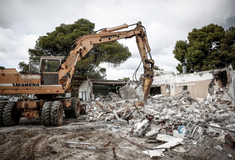 Ξεκίνησε η κατεδάφιση σε αυθαίρετα ξενοδοχείου στην Ανάβυσσο