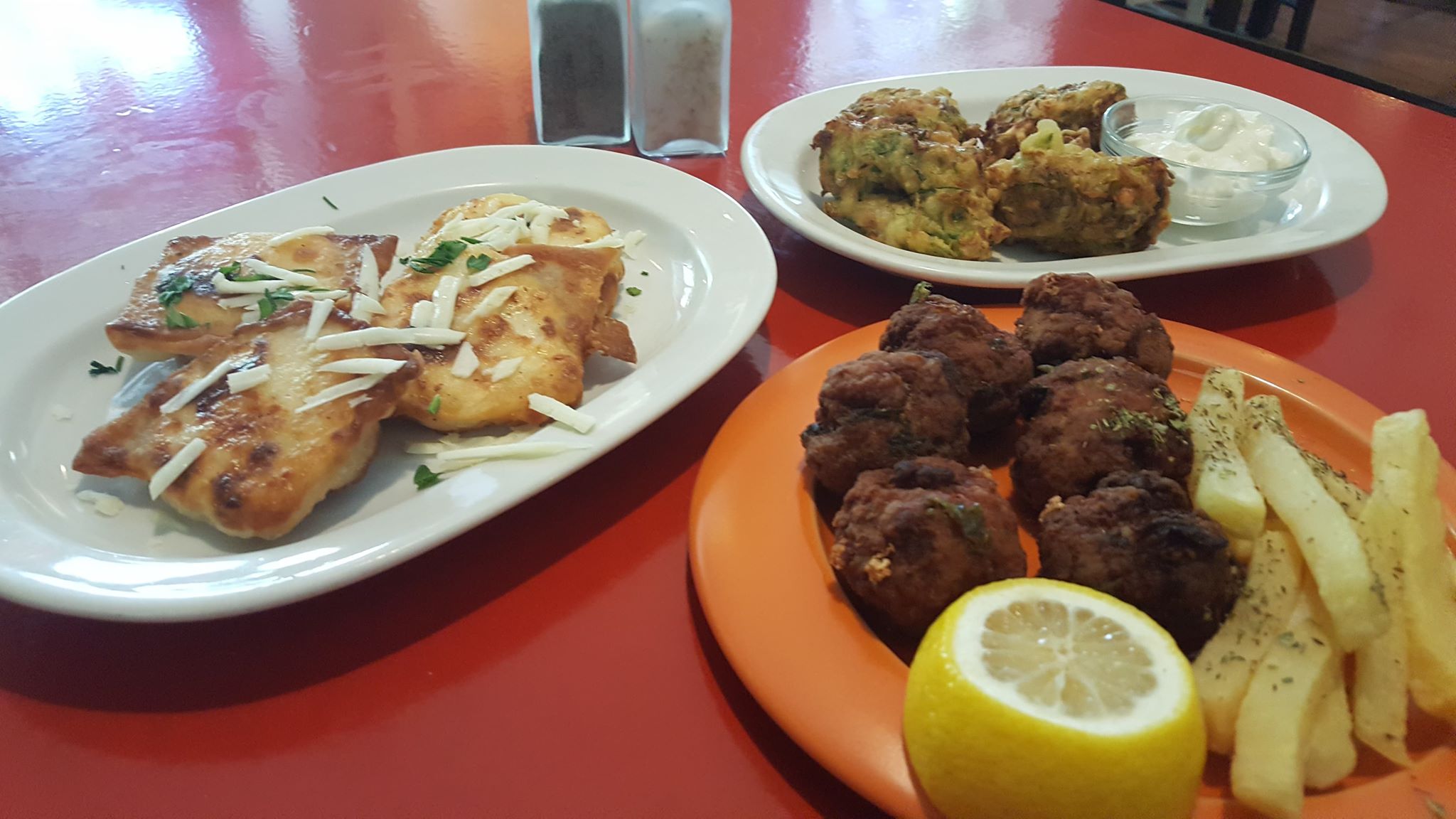 Στην “Οδό Αριστοτέλους” ξέρουν από καλά μεζεδάκια