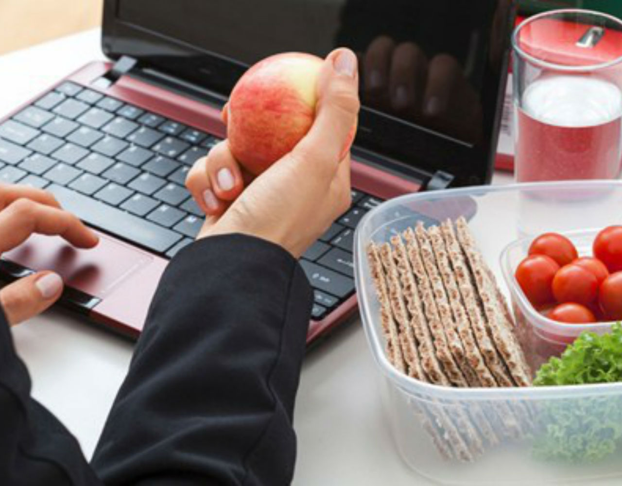 Εύκολα tips για να τρώμε πιο υγιεινά στη δουλειά