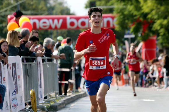 Οι δρόμοι της Νέας Σμύρνης γέμισαν δρομείς στα κόκκινα