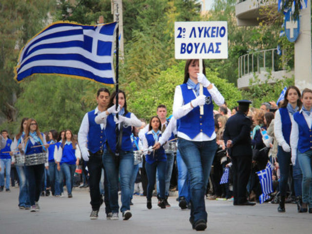 Στη Βάρη η μαθητική παρέλαση των 3Β για την 28η Οκτωβρίου