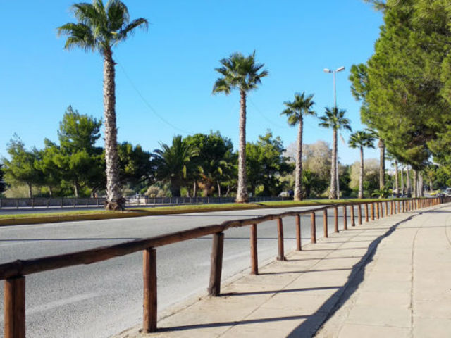 Μπήκαν ξανά στη θέση τους τα ξύλινα κάγκελα στη Βουλιαγμένη