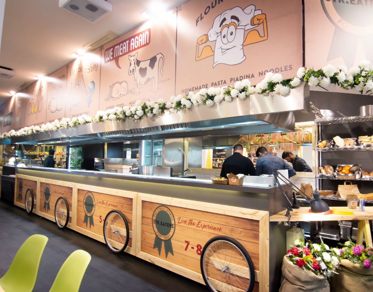 The Str.Eaters, το πρώτο food court άνοιξε στη πλατεία Καρύτση