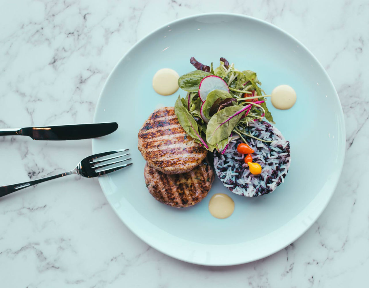 Padam,  ένα νέο all day bar- restaurant άνοιξε στη Γλυφάδα