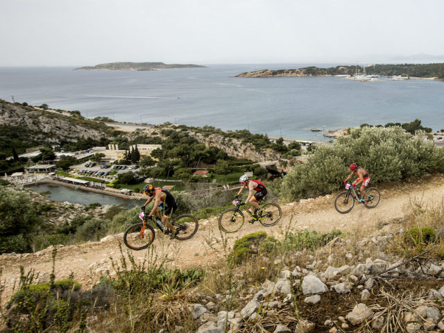 Η Βουλιαγμένη γίνεται το επίκεντρο του Παγκόσμιου Τριάθλου