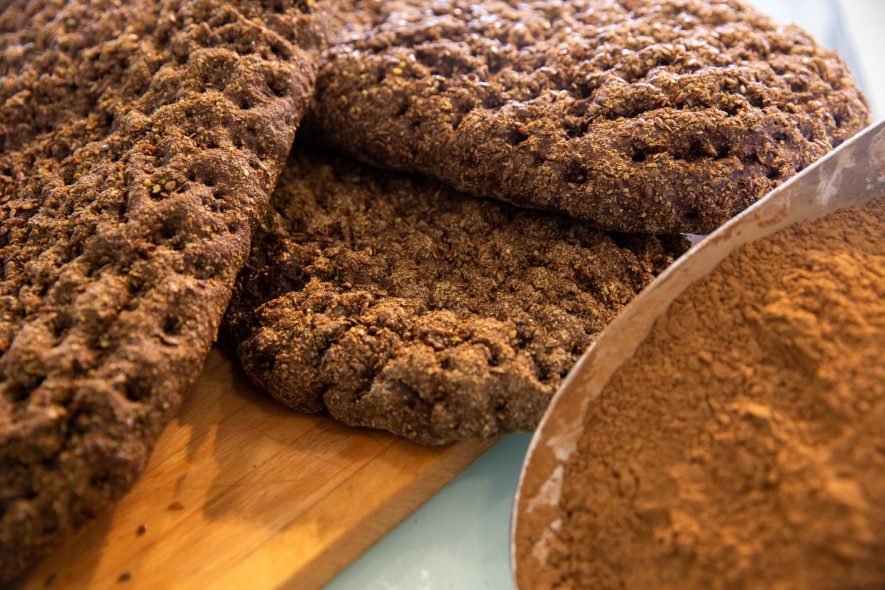 Η λαγάνα με χαρουπάλευρο και λιναρόσπορο από το Captain's Bakery στον Άλιμο