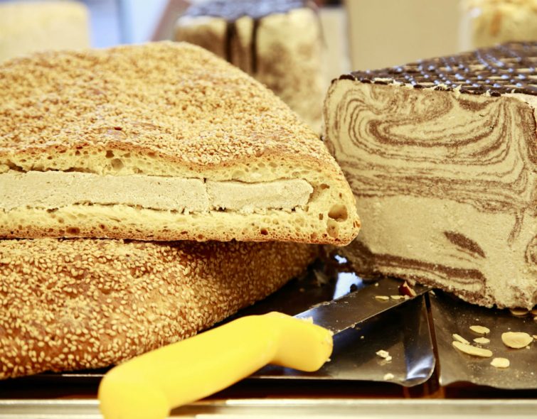Γεμιστή λαγάνα με χαλβά από το Captain's Bakery στον Άλιμο