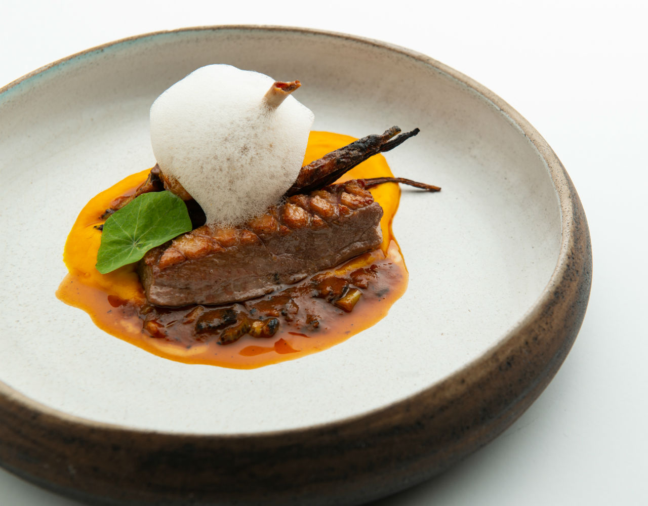 Ο σεφ patron, Νίκος Θωμάς ροκάρει μέσα στην ευφάνταστη κουζίνα του Simul