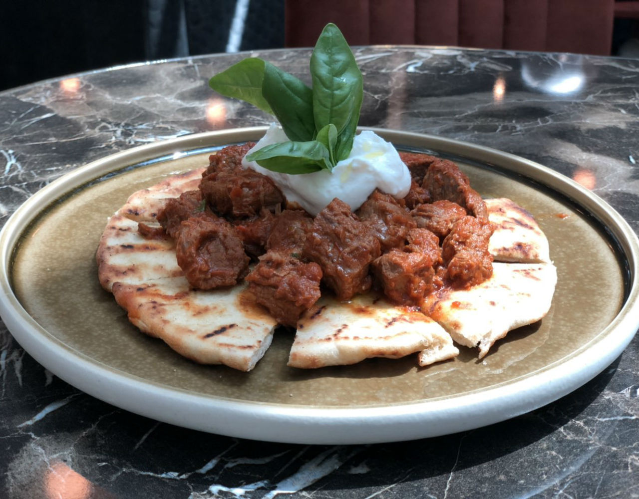 Οι γεύσεις της Μήλου πρωταγωνιστούν στα Public Cafe