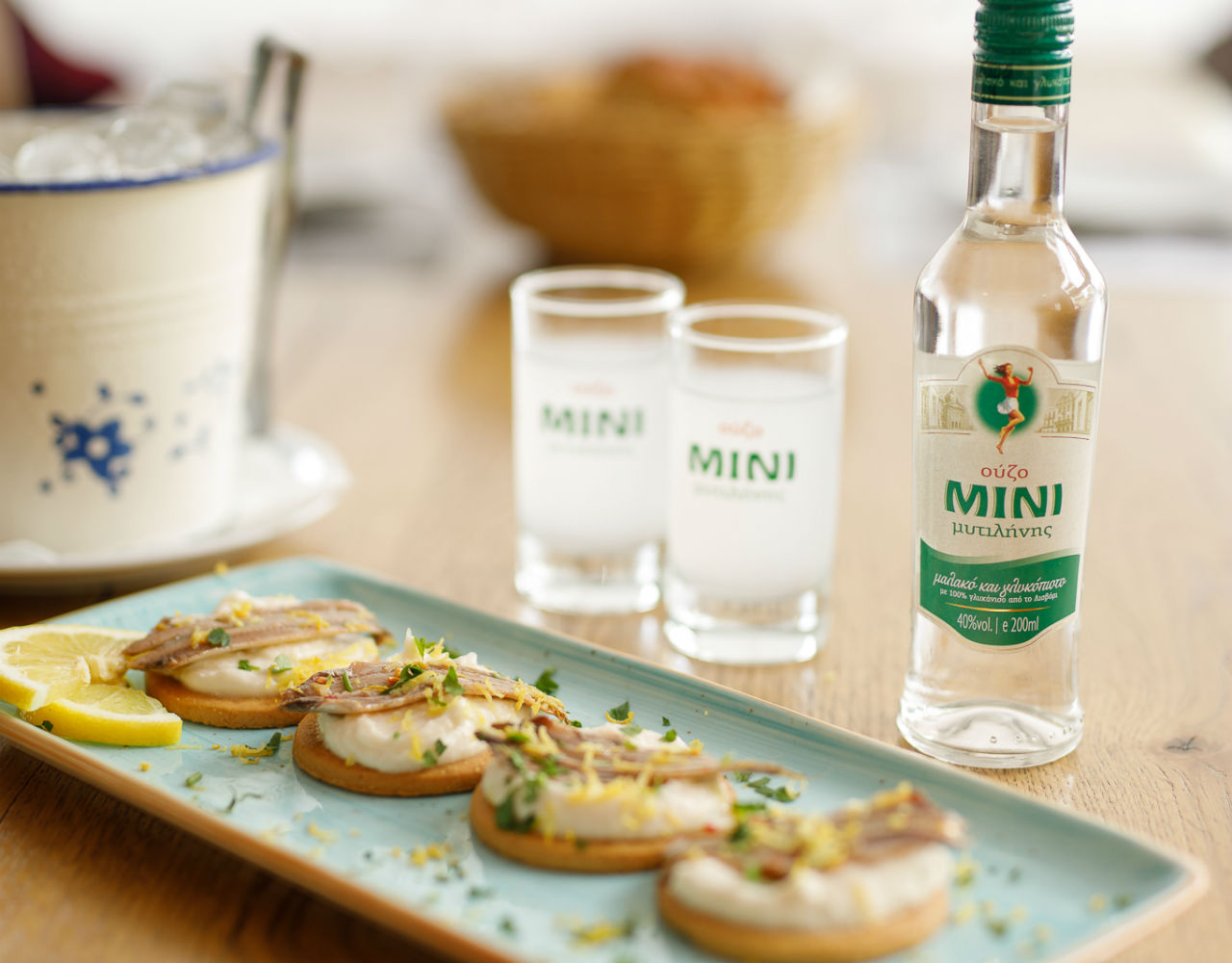 Στα Ψαράκια και Θαλασσινά απολαμβάνεις το Ούζο ΜΙΝΙ σου με κέρασμα τον μεζέ