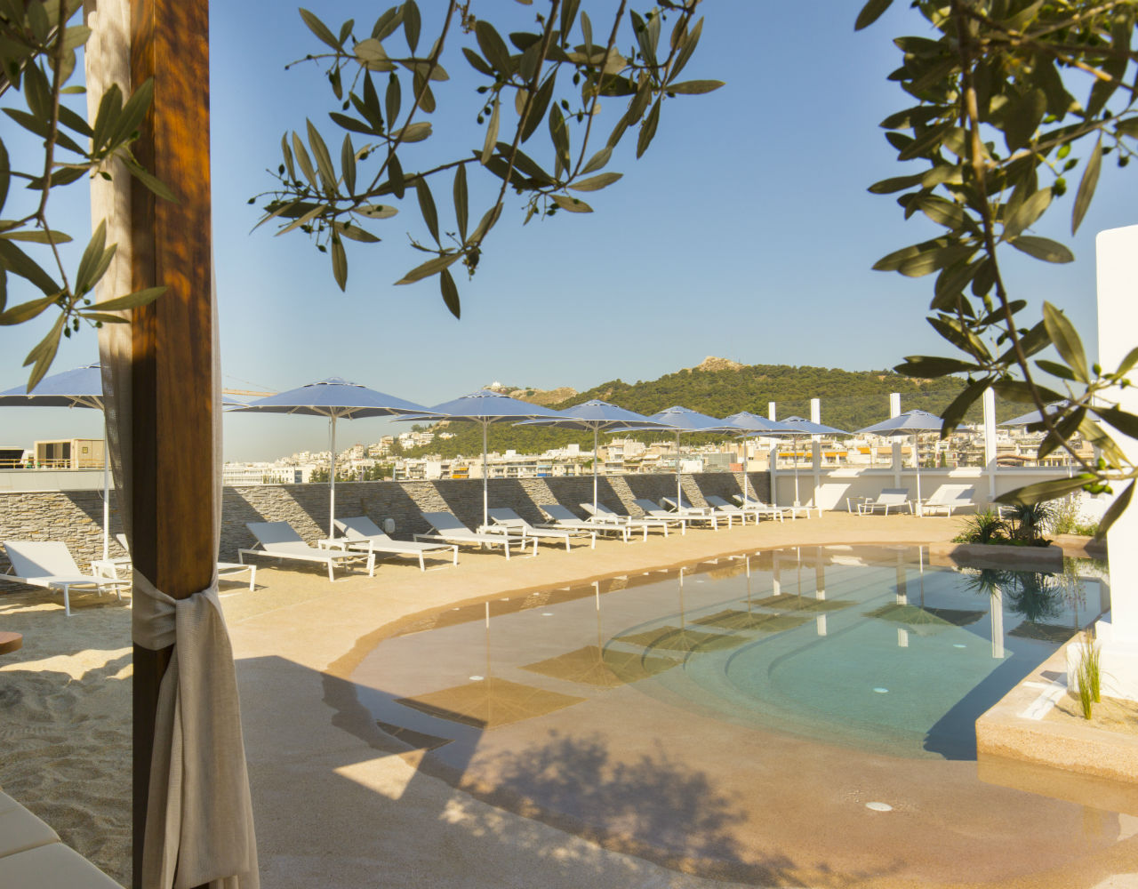 Alone in the city: Αποδράστε στη «Mavili Beach» στo κέντρο της πόλης