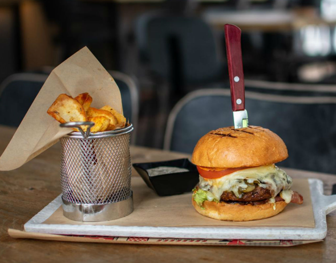 Το Rey Pablo μας κάνει παρέα ενώ βλέπουμε Μουντομπάσκετ