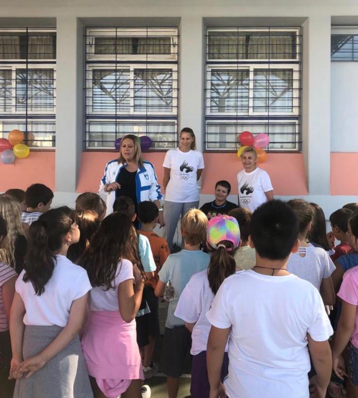 Στο 9 δημοτικό σχολείο Γλυφάδας για να γιορτάσει την Πανελλήνια Ημέρα Σχολικού Αθλητισμού η Ντόρα  Πάλλη
