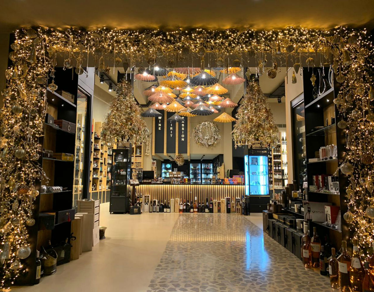 ΟΑΚ ο νότιος πολυχώρος που παντρεύει τα premium delicatessen προϊόντα με εκλεκτές ετικέτες κρασιών (και όχι μόνο)