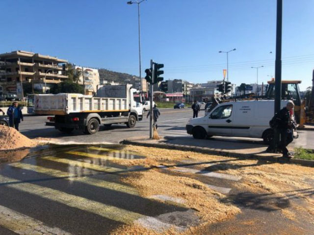 Ανατράπηκε φορτηγό που μετέφερε λάδι στη λεωφόρο Βουλιαγμένης