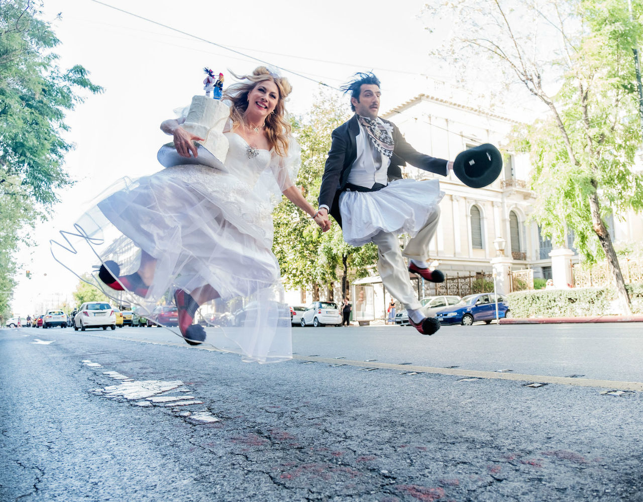 «Του Κουτρούλη ο γάμος» έχει πολλά ευτράπελα, σασπένς, ρυθμό ή αλλιώς η Καρύδη σε μια απολαυστική σκηνοθεσία