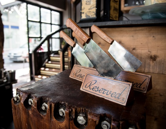 Ο Άμπακος κλείνει τρία χρόνια και το γιορτάζει κερνώντας