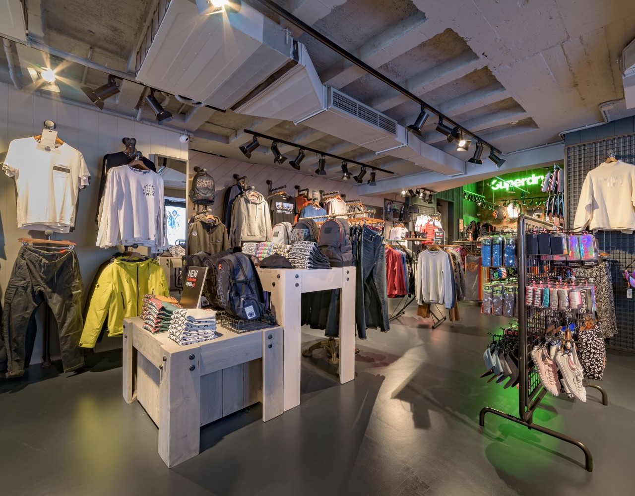 Οι Mid Season Sales ξεκίνησαν στο νέο κατάστημα Superdry στη Γλυφάδα