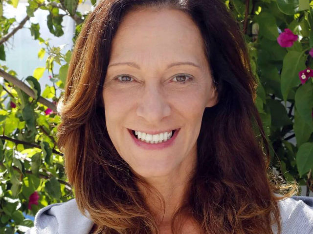 Άννυ Καυκά: «Η Κόκκινη Νύχτα έχει γίνει θεσμός στη Γλυφάδα»