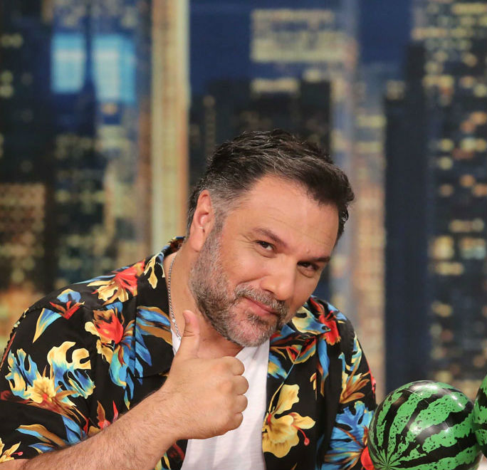 Ο Γρηγόρης Αρναούτογλου εγκαινιάζει την πρώτη του φωτογραφική έκθεση στην Γλυφάδα