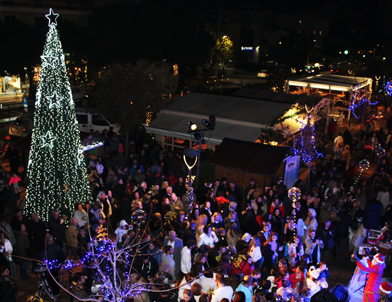 Το Χριστουγεννιάτικο δέντρο ανάβει στη πλατεία Βούλας