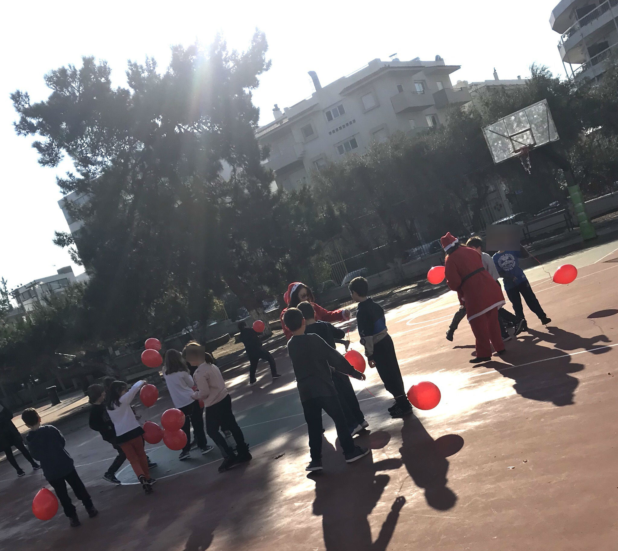 Δήμος Γλυφάδας: Το χριστουγεννιάτικο τρενάκι περνάει από τα δημοτικά σχολεία της πόλης μοιράζοντας μπαλόνια και καραμέλες στους μαθητές