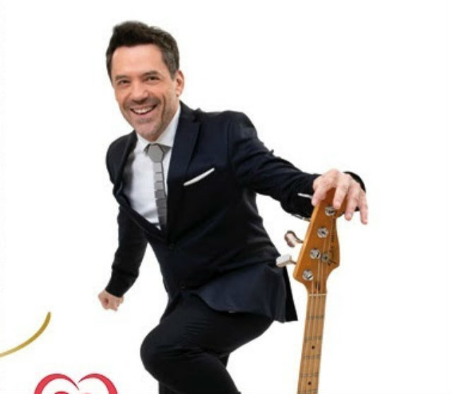 Συναυλία με τον Θάνο Καλλίρη στο χριστουγεννιάτικο χωριό του Αλίμου