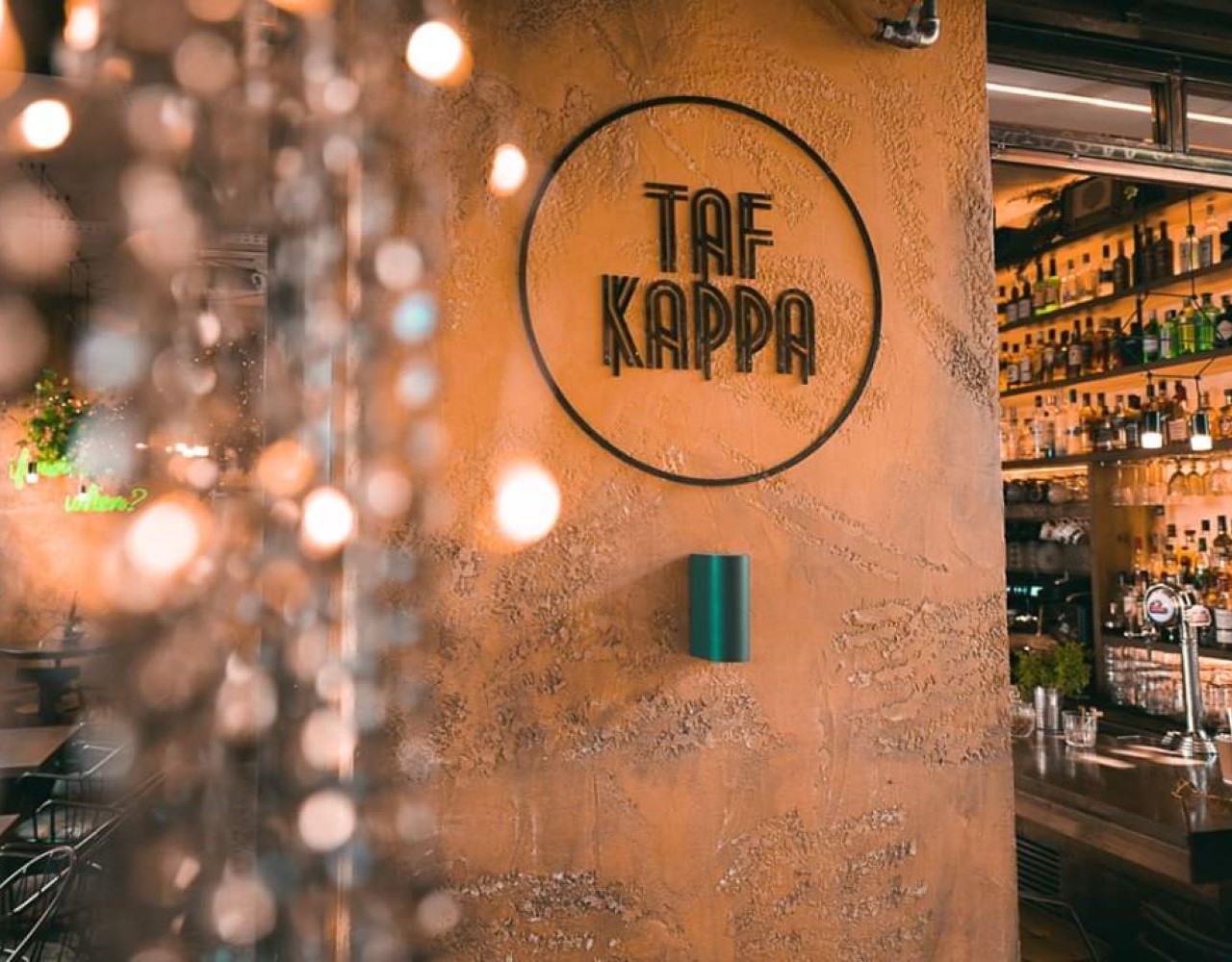 Taf Kappa: Στο all day στέκι του κέντρου για τα καλύτερα after office cocktails συνοδεία comfort food