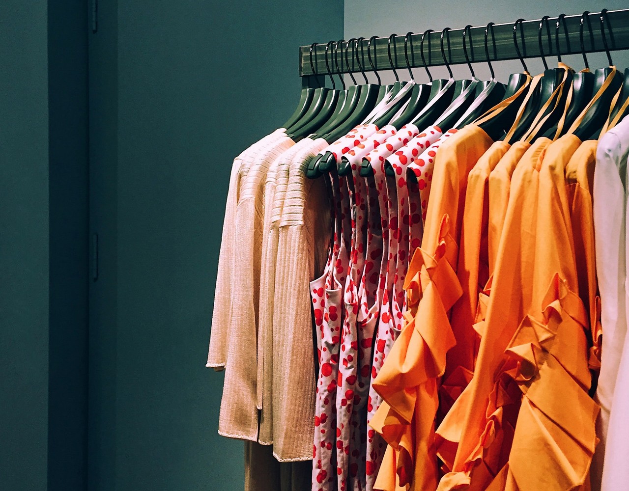 Οι γυναίκες που σου δείχνουν πώς θα βοηθήσεις το περιβάλλον, ανοίγοντας απλά την ντουλάπα σου