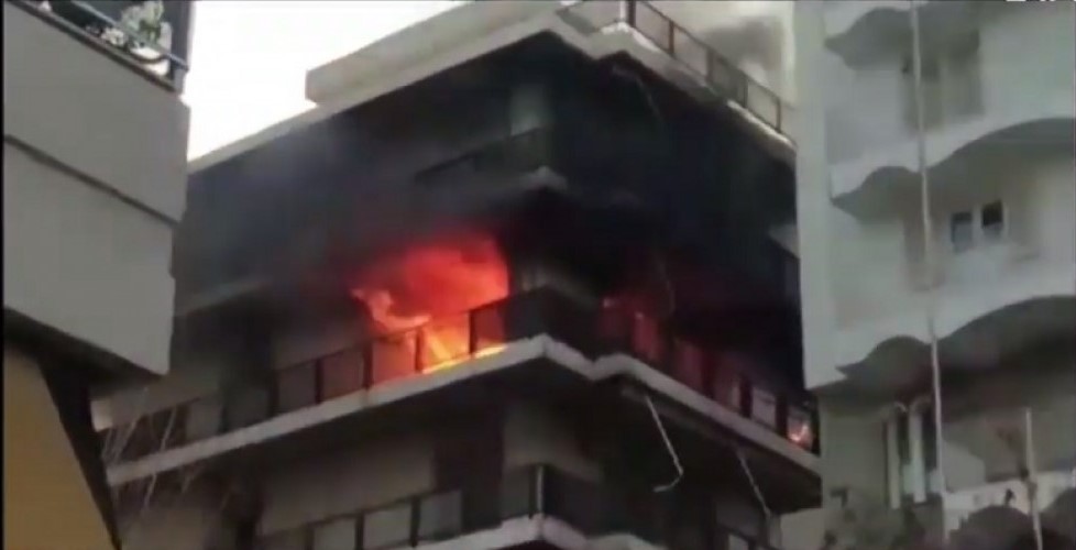 Μεγάλη φωτιά σε πολυκατοικία στο Παλαιό Φάληρο – Απεγκλώβισαν δυο γυναίκες