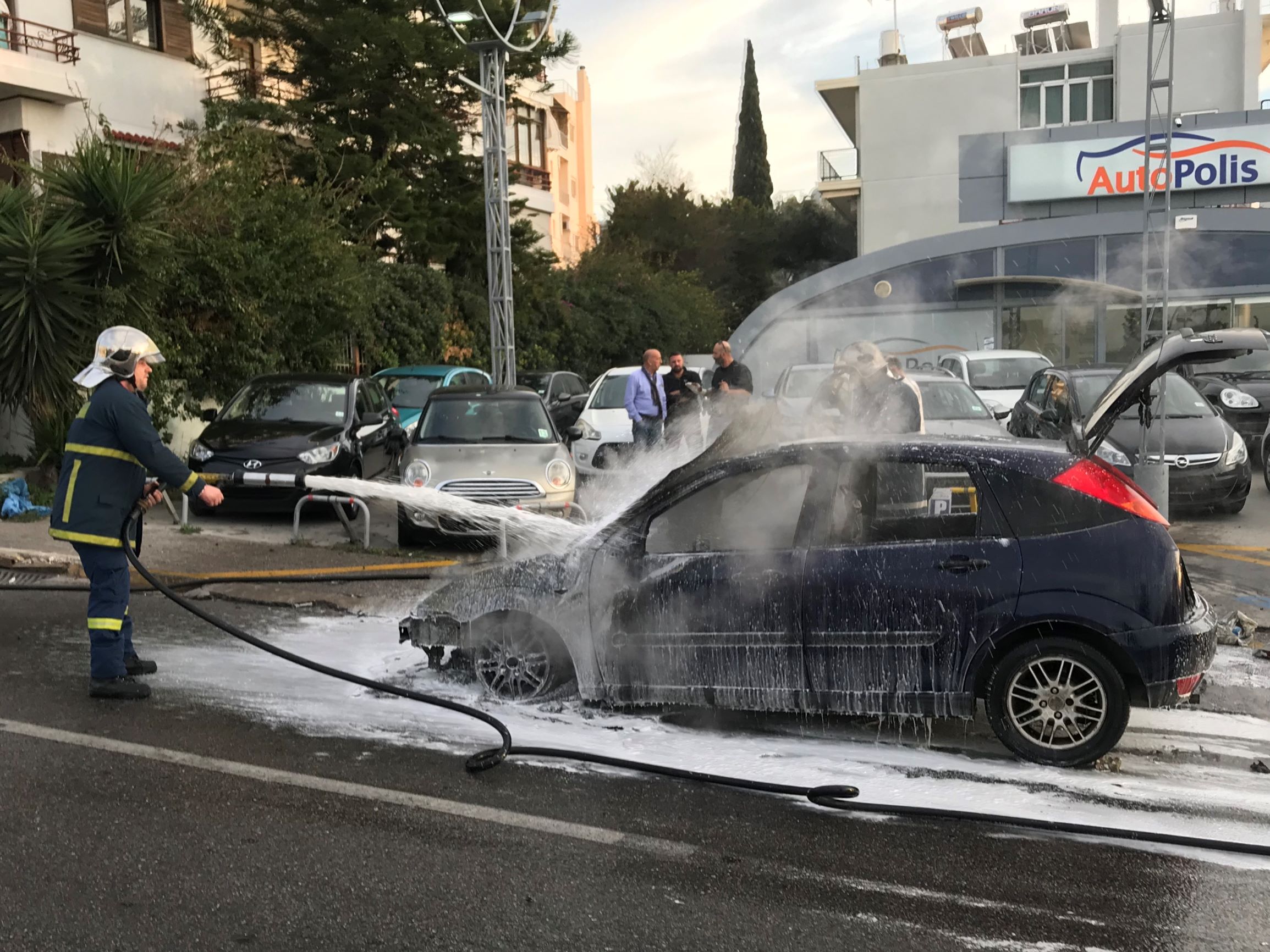Στις φλόγες αυτοκίνητο στην περιοχή της Βούλας – ο οδηγός πρόλαβε να το εγκαταλείψει
