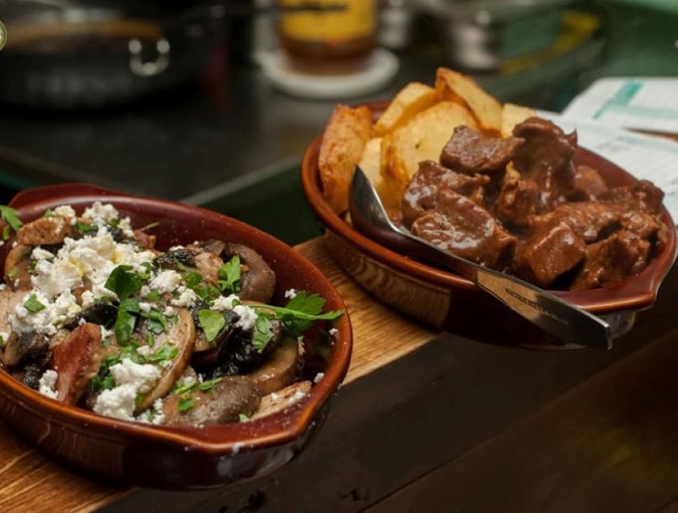 Στη Μουσική Μπακαλοταβέρνα «Στοά» στην Ηλιούπολη θα απολαύσεις νόστιμους μεζέδες από κάθε μέρος της Ελλάδας