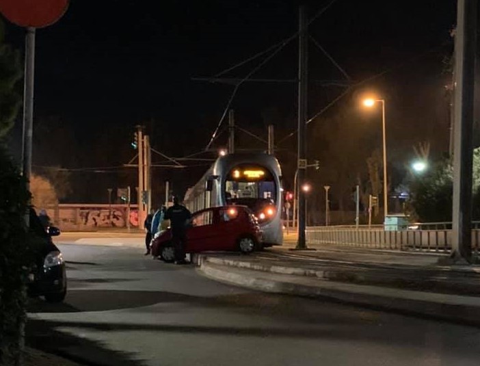 Βούλα: Παραλίγο σύγκρουση αυτοκινήτου με το τραμ