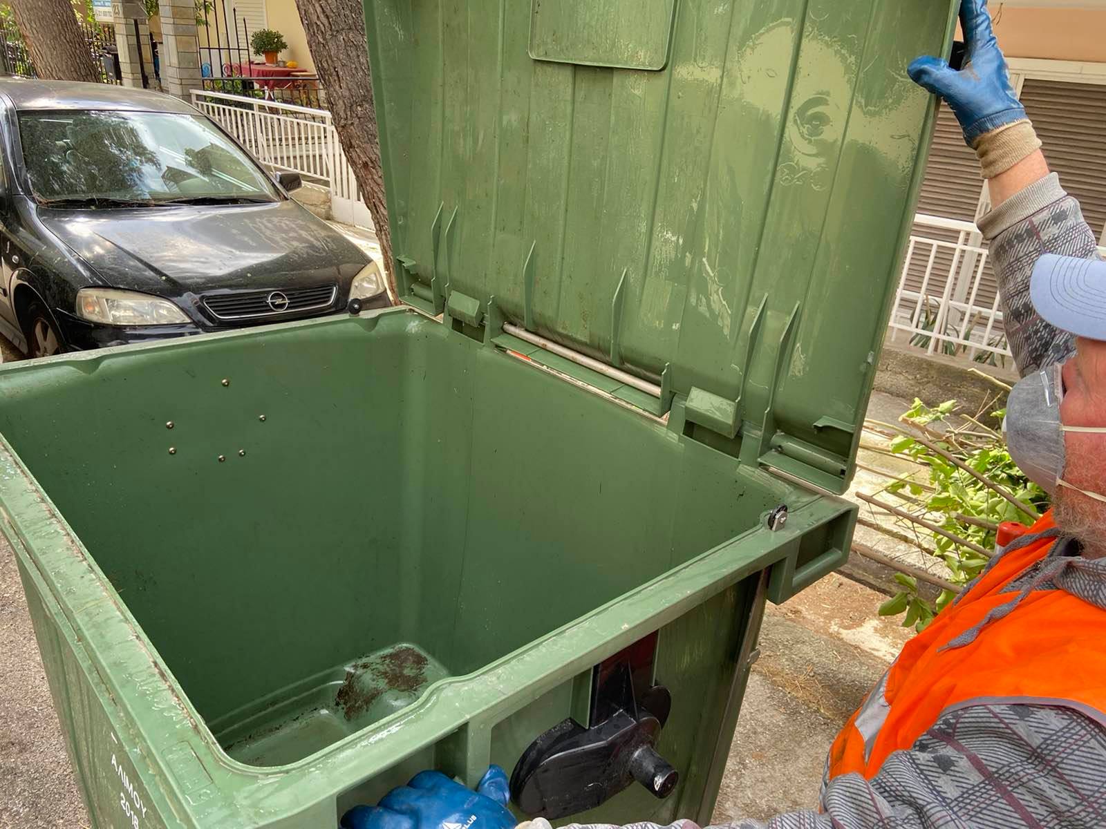 Άλιμος: Απολύμανση σε όλους τους κάδους απορριμάτων