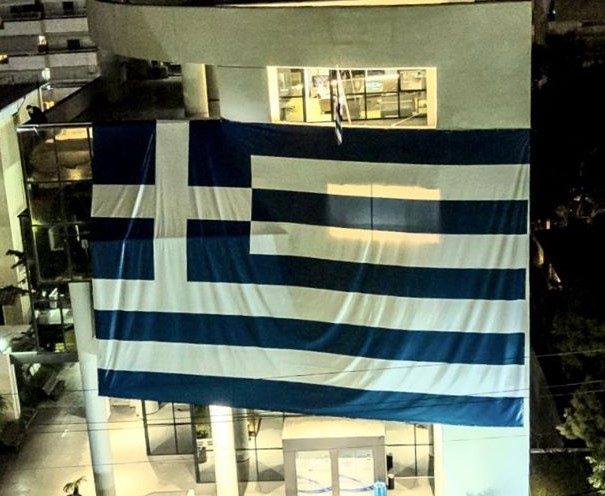 Με την ελληνική σημαία ντύθηκε το Δημαρχείο Γλυφάδας