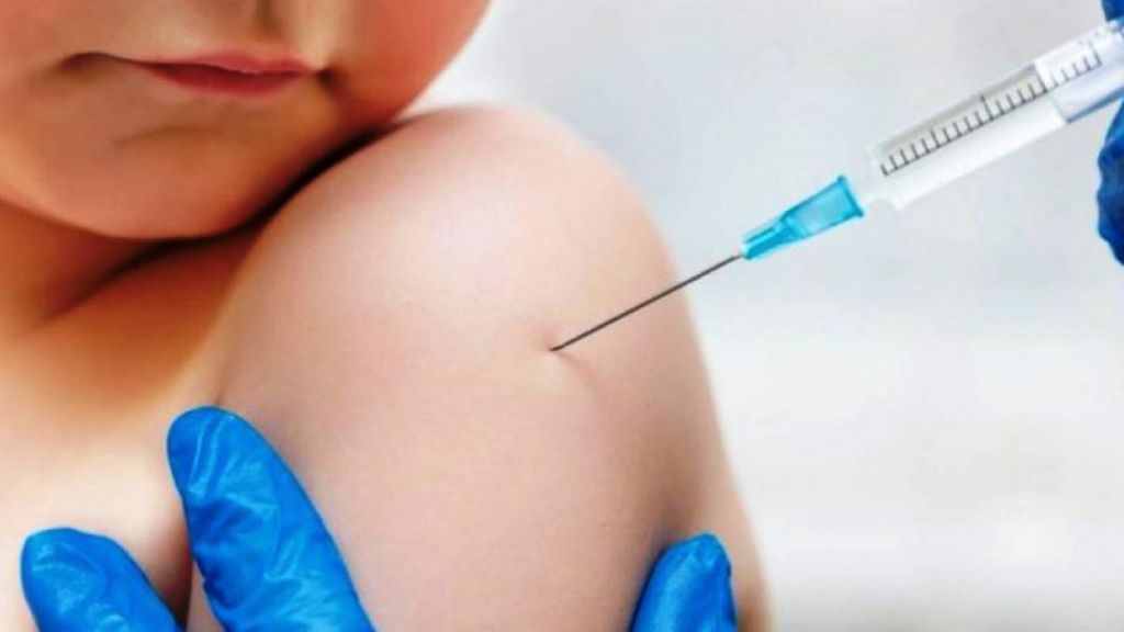 Τσιόδρας: Συνεχίστε να εμβολιάζετε τα παιδιά χωρίς καθυστέρηση