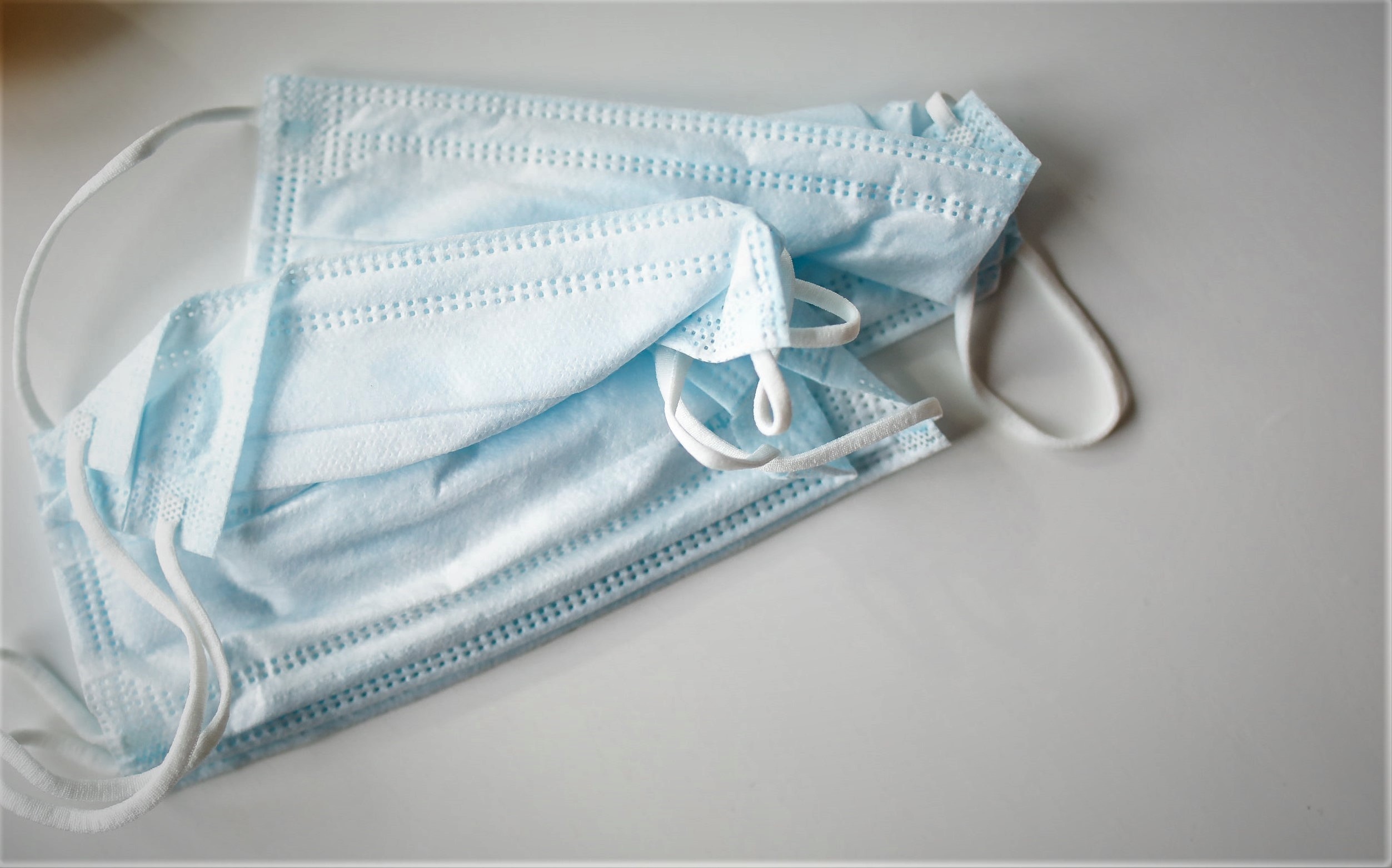 Κορονοϊός: Πώς αφαιρούμε σωστά τη μάσκα και τα γάντια