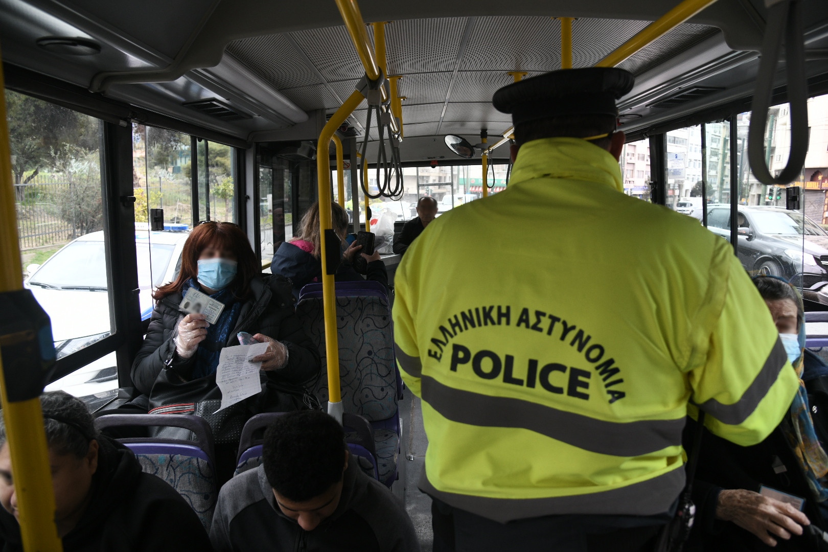 Άρση μέτρων: Τέλος στα SMS – Πού θα είναι υποχρεωτικά γάντια και μάσκες