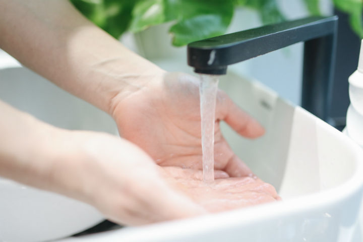 Κορονοϊός: Πότε χρειάζονται πλύσιμο και πότε απολύμανση τα χέρια