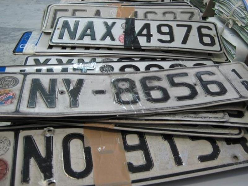 Ο δήμος Γλυφάδας επιστρέφει τις πινακίδες των οχημάτων